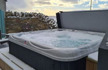 Exceptional 4 bed converted church with hot tub - Photo 4