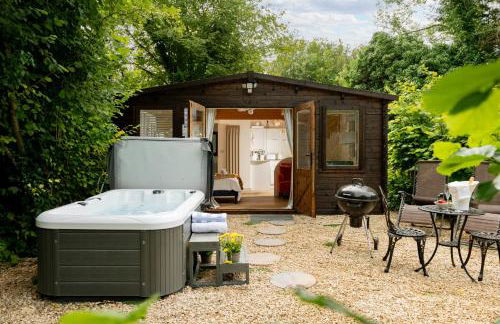 Copperbeech Hut - Romantic Hideaway with a Private Hot Tub - Photo 2