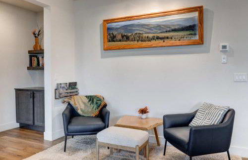 Scenic Modern Home with Private Patio & Fireplace - Foto 9