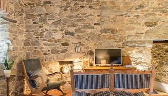 Medieval Stone Retreat with Lake Views - Foto 5