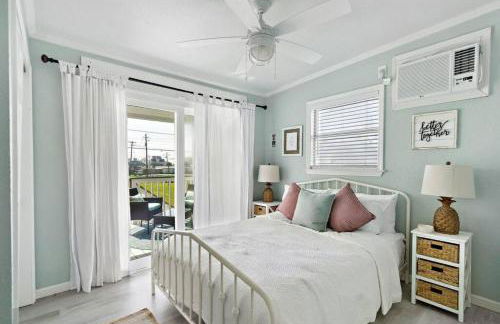 Coastal bungalow with huge yard, comfy deck and close to beach - Foto 10