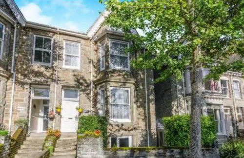 Cosy 2 Bedroom Apartment near Seafront - Photo 9