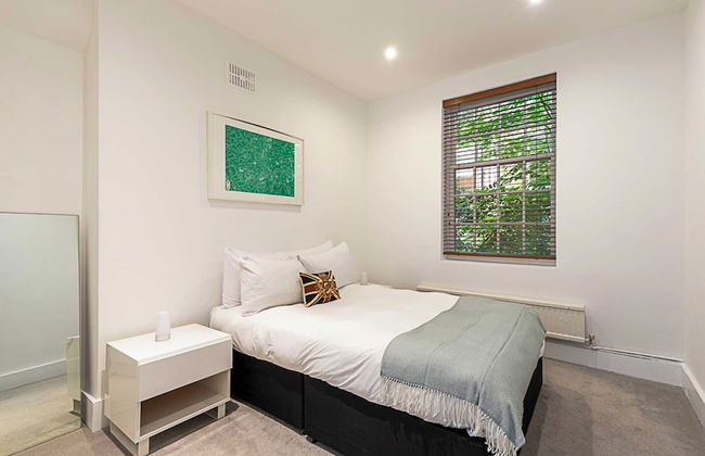 Charming Kensington Apartment - Photo 4