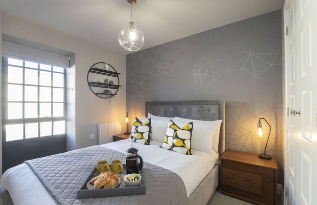 Elliot Oliver - Modern 2 Bedroom Town Centre Apartment - Photo 1