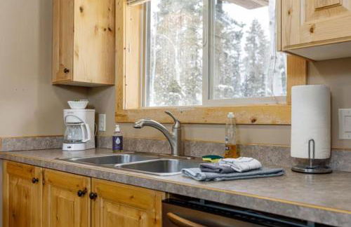 The Moccasin Lodge with Hot Tub and Fire Pit Escape - Foto 40