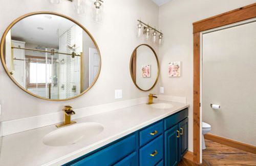 Great Falls Luxe Haven 4BR Gym Office and Hot Tub - Foto 31