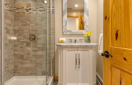 Mins to Hunter Mountain • Sleeps 36 • Pool Spa Games Bar Cozy Peaks Lodge by AvantStay - Foto 49