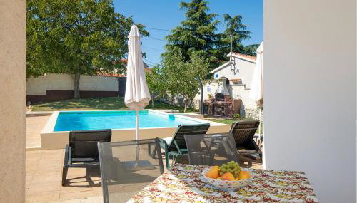 Three-Bedroom Holiday Home In Divsici - Foto 2