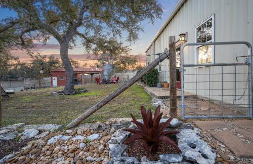 Barndominium with Farm and Firepit near Lake Georgetown - Foto 36