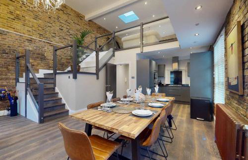 Stylish Penthouse with City Views and Aircon - Pass the Keys - Photo 10