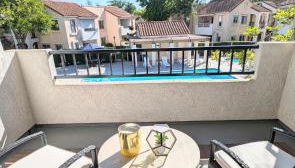 Poolside 2BR Condo with Balcony & Workspace - Foto 3