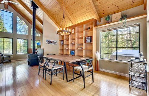 Private Ski, Lake & Golf Chalet! Walk to Lake - Foto 3