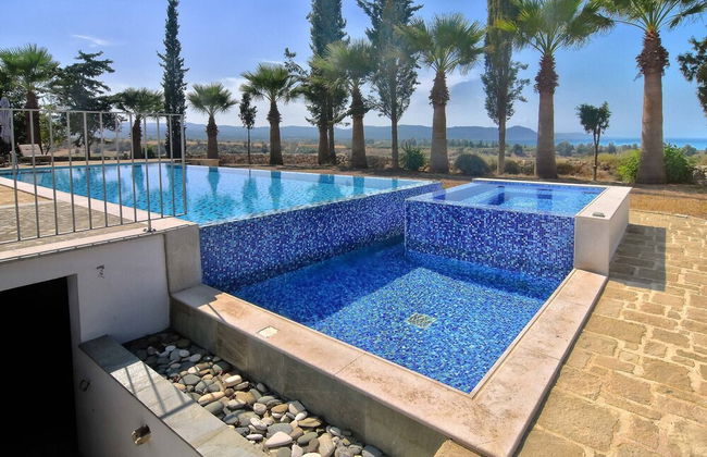 Incredible Large Villa In Paphos Sleeps 14 Children Pool, Jacuzzi, Huge Garden - Foto 36