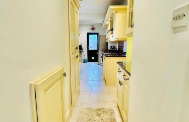 4-Bed Oasis Quiet Culde sac - Foto 17