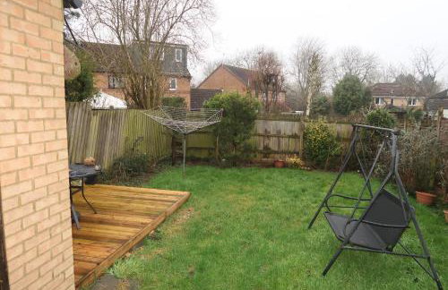 Cozy 3 Bedroom Home with Garden & Free Parking - Milton Keynes - Foto 14
