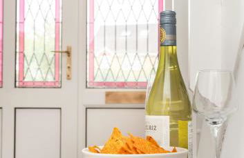 Beautiful Orpington Home w Pool Table and Driveway - Photo 44