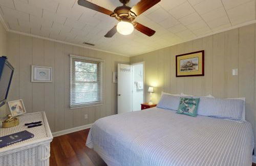 3rd-row beach cottage with ocean views, beach access, deck, & grill - Foto 11