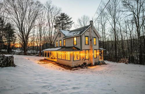 The Swiss Hill Farmhouse - 5 Bedrooms w Hot Tub - Foto 1