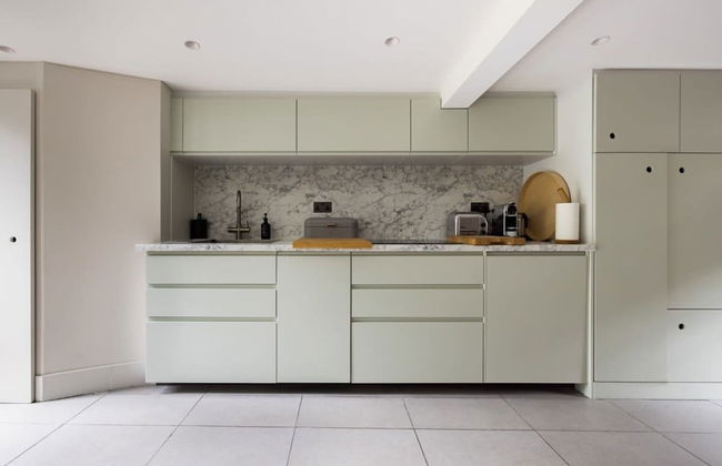 Stylish Georgian Townhouse w Sun Terrace Garden - Photo 12