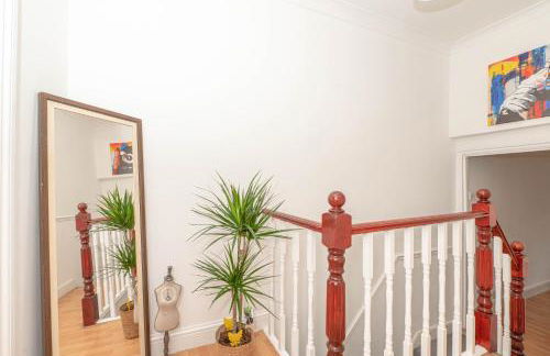 Xtra Large 4 Bedroom House with Heating Sleeps 14 Near Station and ExCeL - Foto 27