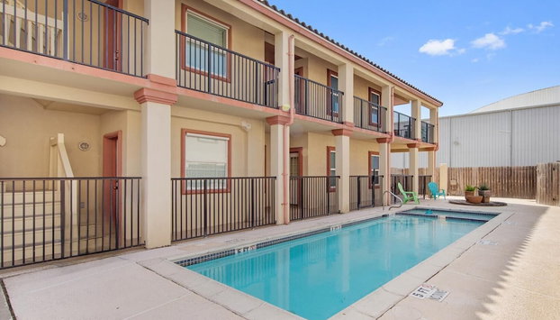 Condo w Semi-private Pool & Just 1 Block to Beach! - Foto 2, Imagen principal