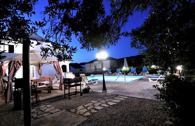 Villa Mendula Trogir - Luxury villa by the beach - heated pool - lush green garden - Photo 87