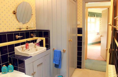 Historic Pike House with Beautiful Garden - Photo 11