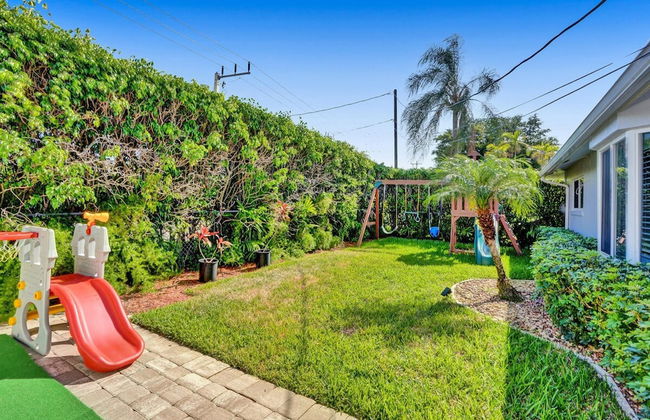 Luxe 4BR Waterfront w Htd Pool 5min to Beach - Foto 24