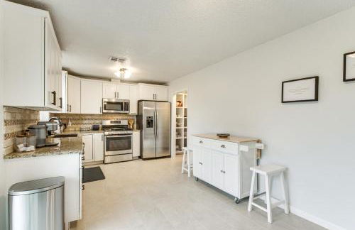 5 Mi to Museum of the Great Plains Home with Patio - Foto 2