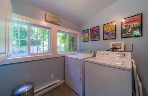 1920s Phoenicia Bungalow with Vintage Furnishings, Sauna, Fireplace, & Fenced Backyard - Foto 26