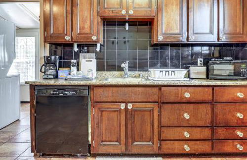 Watefront Getaway with Mtn Views and Dock in Clearlake - Foto 9