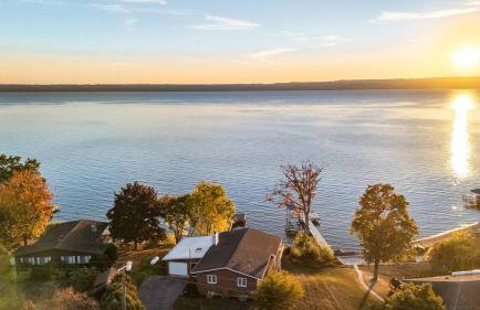 Waterfront retreat w/ wraparound deck & BBQ - Foto 66