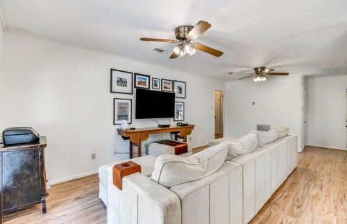 2 Mi to Kyle Field Bryan Home with Fenced Yard - Photo 5