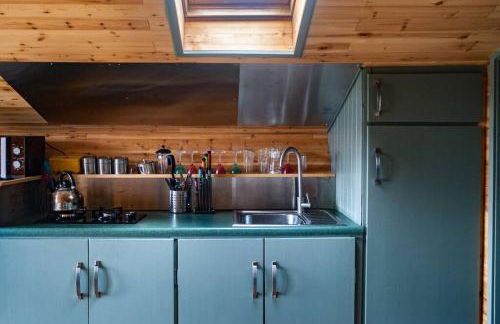 Wooden tiny house Glamping cabin with hot tub 1 - Photo 15