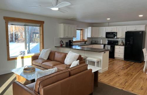 Spacious Modern Home with Game Room - Foto 1