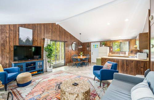 Modern w Fire Pit Deck, Grill & Hot Tub - Foto 9