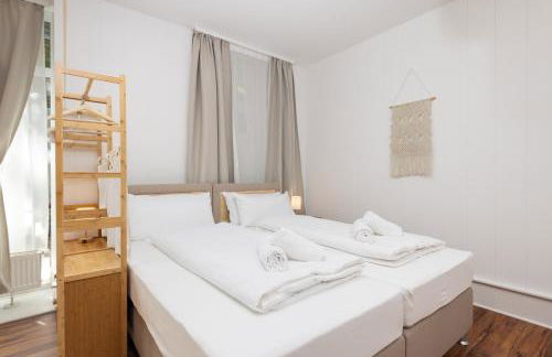 Central 6 Beds Apartment, Group & Family Friendly, Kitchen, Washer, Work Station, Netflix & PayTV - Photo 21