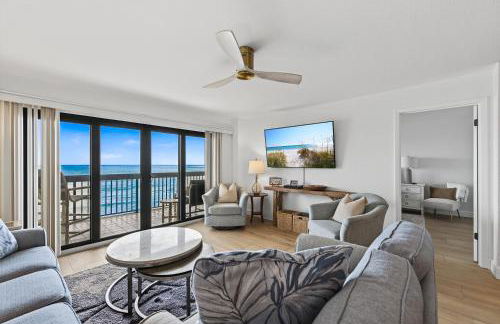 Luxury direct oceanfront corner with a large private balcony, heated pool and garage - Photo 22