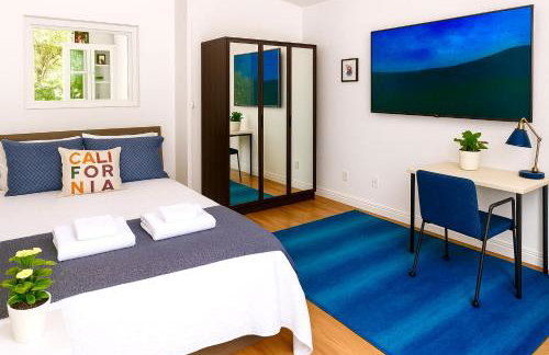 Enchanting Gated Hollywood Hills Oasis with Tranquil Treet-Top Views, Outdoor Living Room and Patios, Magical Zen Garden, Plus Bonus Romantic Guest House and Free Garage in LA's Most Desirable Central Serene Area, Sleeps 8-10 - Foto 17