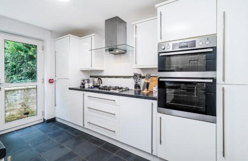 Mayflower 5-Bed Home, Contractors, Family, Harry Porter - Photo 9