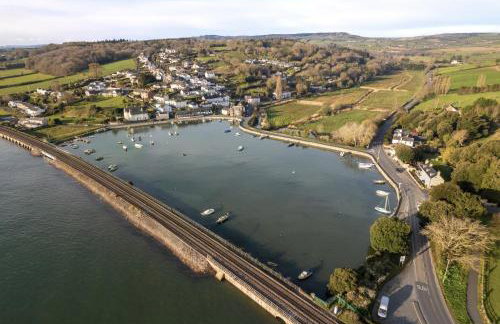 4 Bed Retreat with Balcony & Estuary views - Photo 60