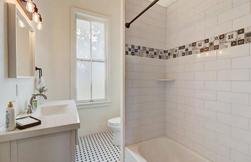 Downtown home with enclosed backyard, deck, streaming, washer/dryer, central AC - Foto 16