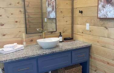 Winter Retreat in the Pines, Cozy Cabin & Fire Pit Nights - Foto 21