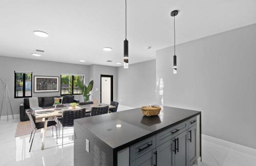 Spacious 4-BR House W Free Parking - Foto 2