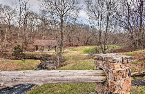 Enchanting Forested Cabin with Fire Pit and Grill - Foto 36