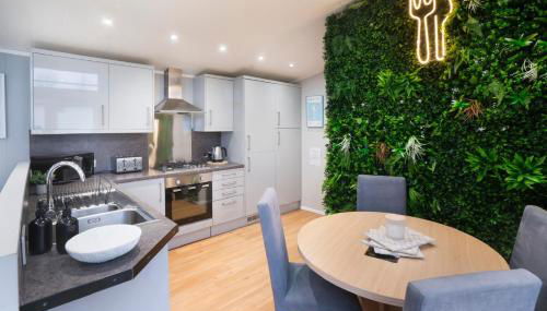 Silverdale Lodge, HotTub, Wi-FI, Quiet & Sleeps 4 - Foto 3