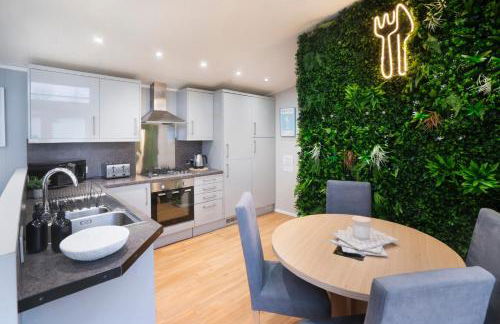 Silverdale Lodge, HotTub, Wi-FI, Quiet & Sleeps 4 - Foto 3