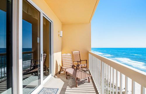 High-rise condo with pool & ocean views - walk to the beach - Foto 9