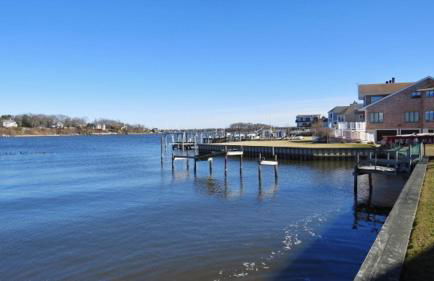 Elegant Riverfront Home with Expansive Views - Foto 25