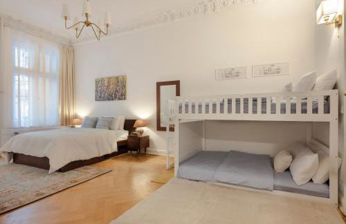 KuDAMM Charming Old Home,4-9 ppl,Family Friendly,Wifi,Savignyplatz - Photo 33